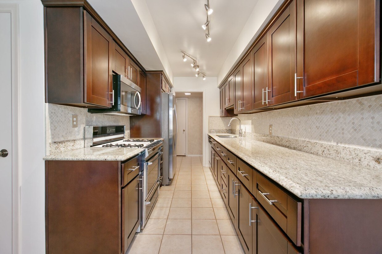 Primary Photo - 6728 Hillpark Dr