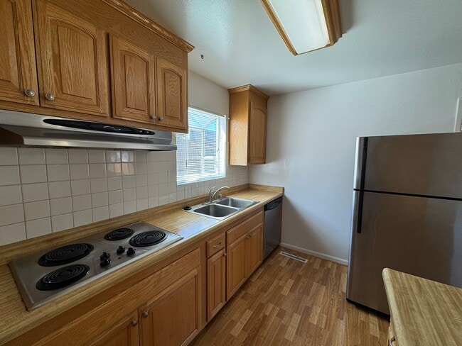 Foto del edificio - Single level 4 bedroom, 2  bath home – mov...