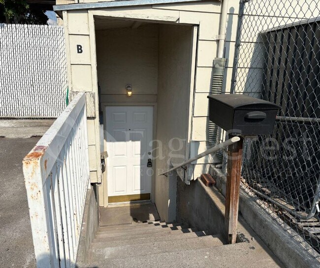 Foto del edificio - 706/708SCollege