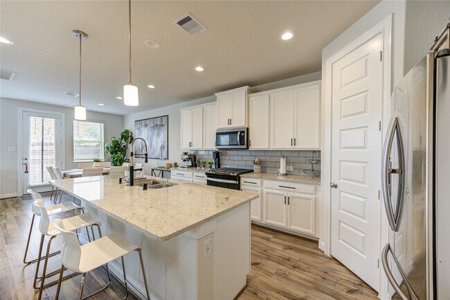 Foto del edificio - 4210 Peaceful Pines Ln