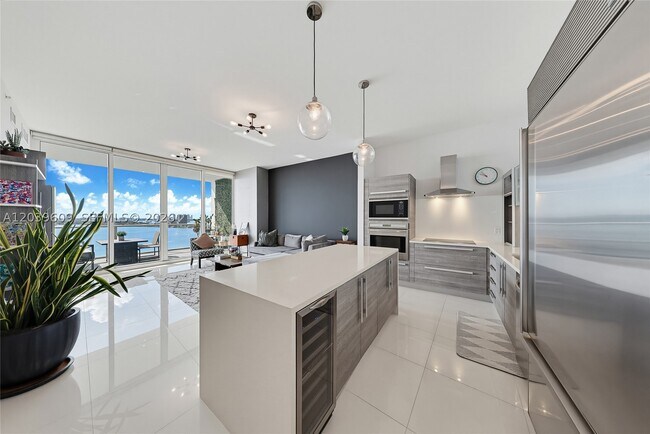 Building Photo - 2020 N Bayshore Dr
