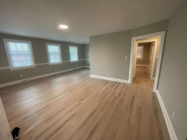 Building Photo - 3 Bedroom 1 Bath Totally Renovated Propoerty.