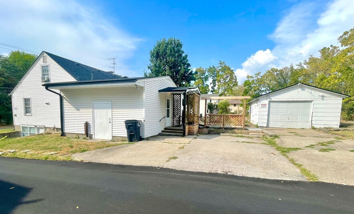 Building Photo - Very Unique 5 Bedroom Home on Large Lot