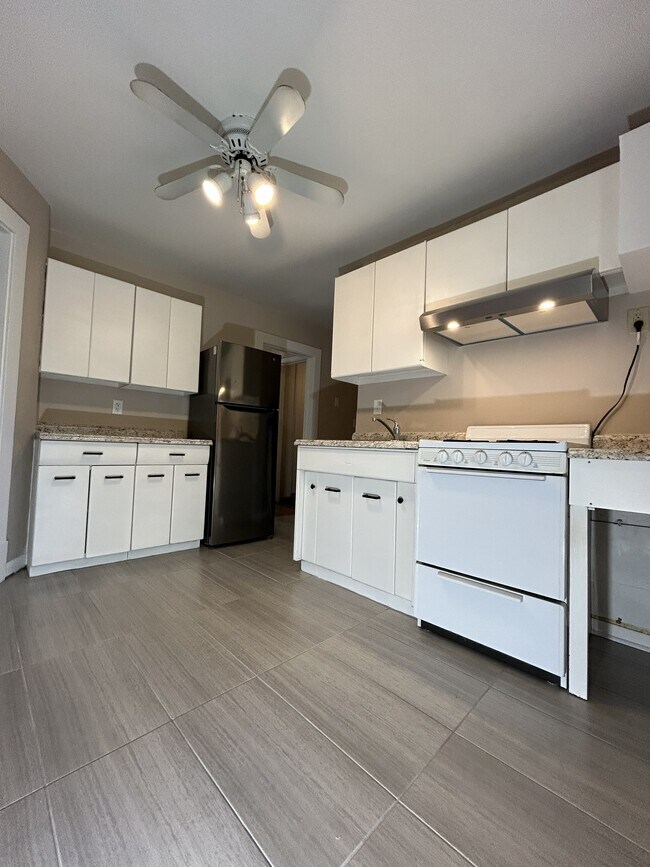 Cocina de gas y campana extractora. Ventilador de techo. - 1231 Raymond Ave