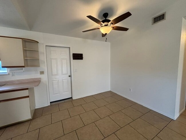 Building Photo - 3753 Tehachapi Dr