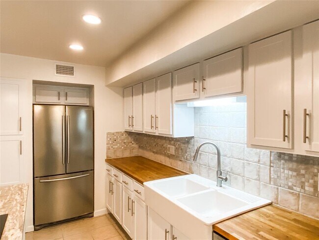 Foto del edificio - 4159 Steck Ave