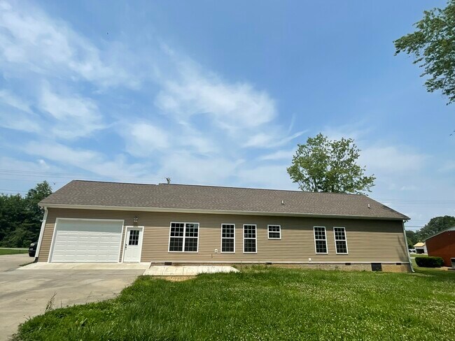 Building Photo - 1406 Old Estill Springs Rd