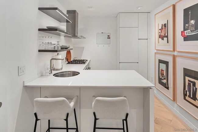 Foto del edificio - "Chic Coastal Living: Elegant 1-Bedroom Retreat with Luxe Finishes in La Jolla"