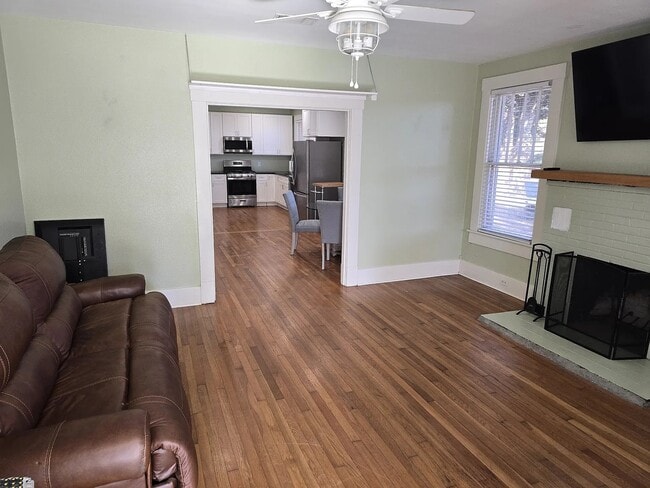 Building Photo - 1466 E Hernandez St