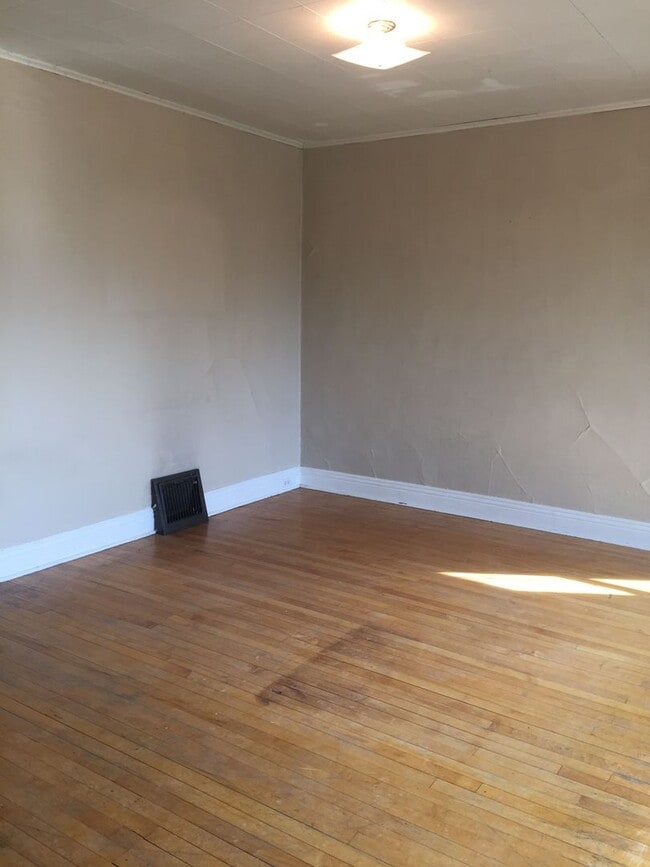 Building Photo - 1217 E 7th St