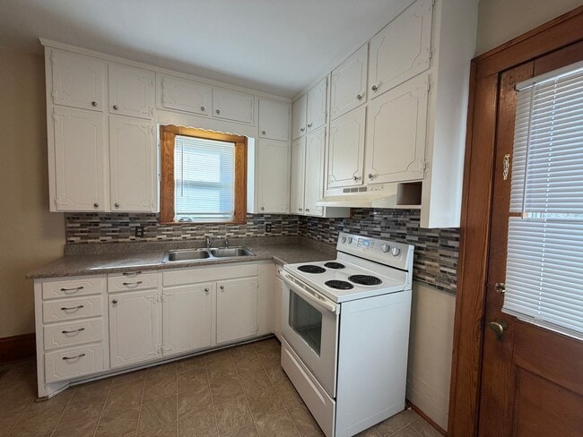 Building Photo - Grandin Home!