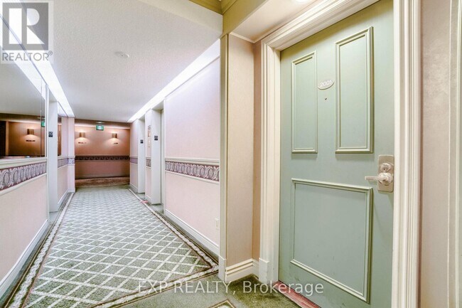 Building Photo - 3700-3700 Kaneff Crescent