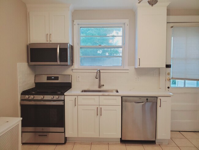 Building Photo - 181 Strawberry Hill Ave