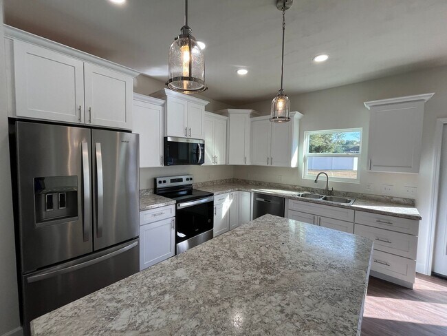 Foto del edificio - Brand New Construction- New 3 Bedroom, 2 Bath home in Lake City