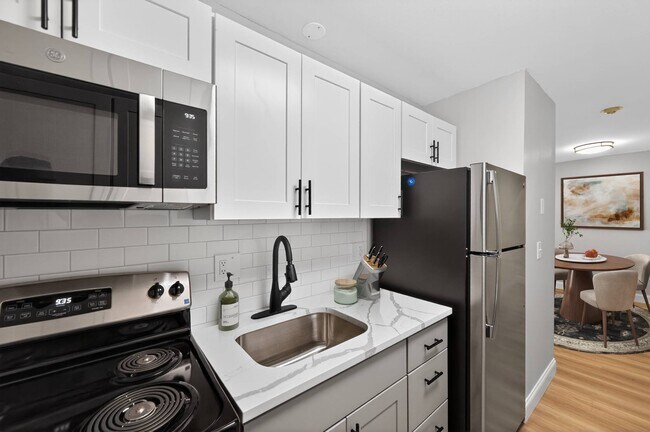 Mejora tu estilo de vida con las modernas cocinas de Eagle Rock Apartments en Hudson. Disfruta de electrodomésticos de última generación, elegantes gabinetes y amplio espacio en la encimera para todas tus necesidades culinarias. Haz de este espacio tu hogar: ¡programa una visita hoy mismo! - Eagle Rock Apartments at Hudson