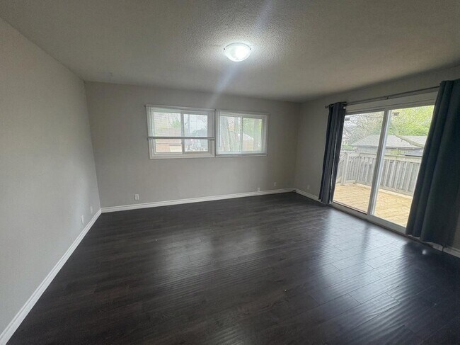 Photo du bâtiment - Spacious 3 Bed Main Floor on East Mountain