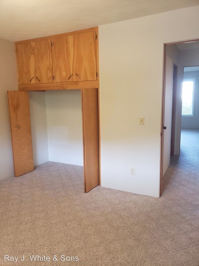 Building Photo - 1425 Buena Vista Dr
