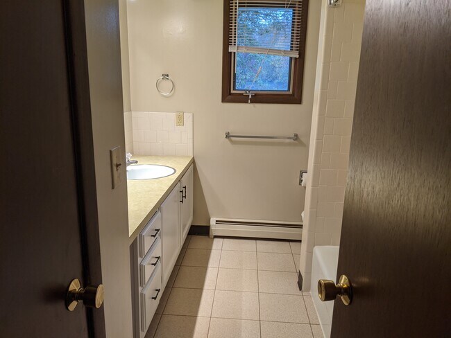 Full bath - 9914 Schlabach Ave NE