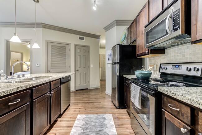 Cocina con electrodomésticos de acero inoxidable - Avenues at Craig Ranch Apartments