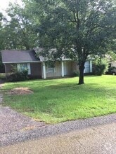 Building Photo - 9660 Royal Woods Dr N