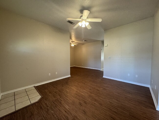 Building Photo - Lovely, traditional 2 bedroom 2 bath duplex!