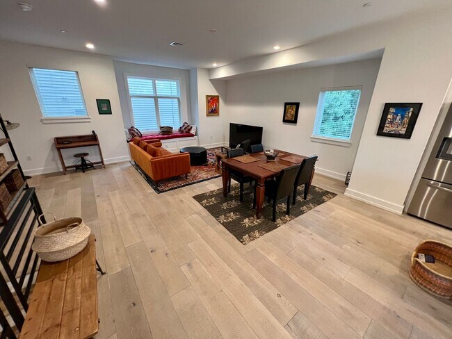 Building Photo - Gorgeous 3 Bedroom/3-Bathroom Townhouse wi...