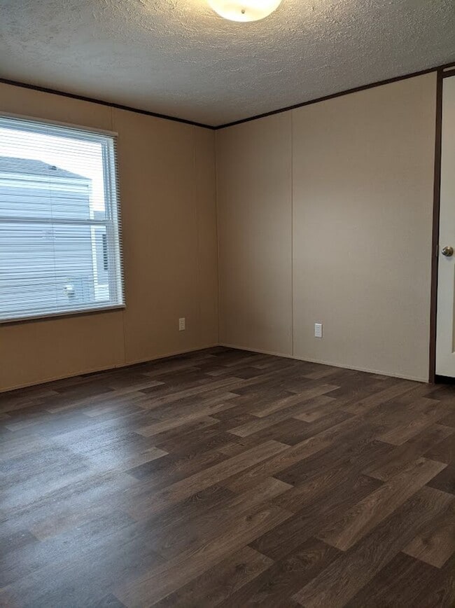 Building Photo - Newer mobile home with 3 bedrooms & 2 full...