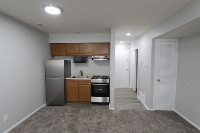 Building Photo - Spacious studio with updates. The Ellis Po...