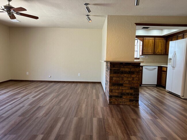 Building Photo - Move in Special