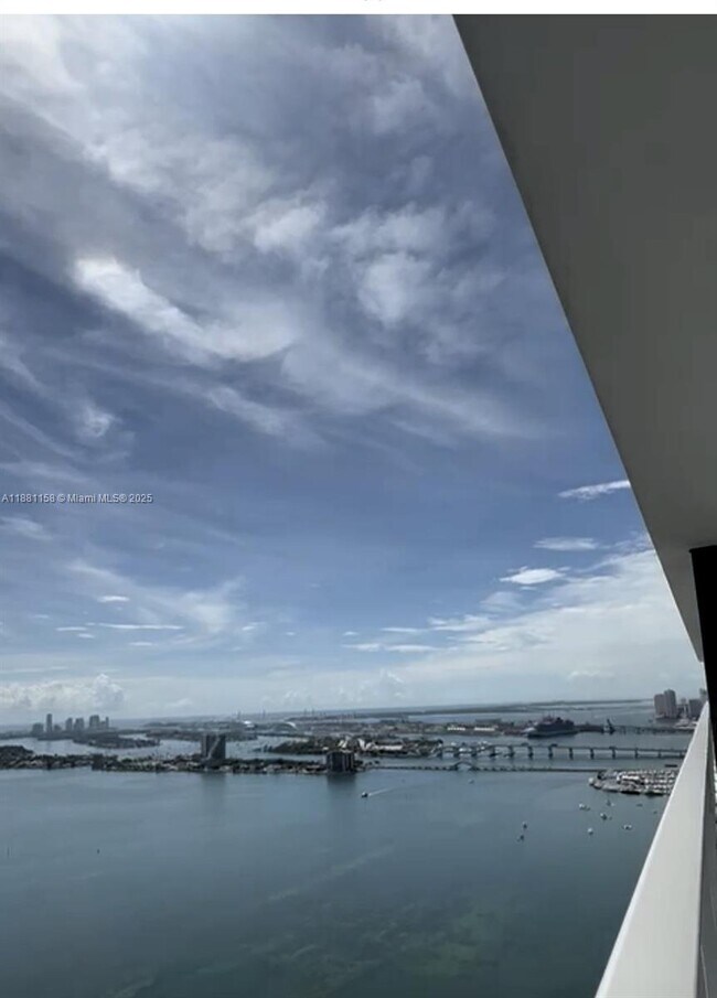 Building Photo - 700 NE 24th St