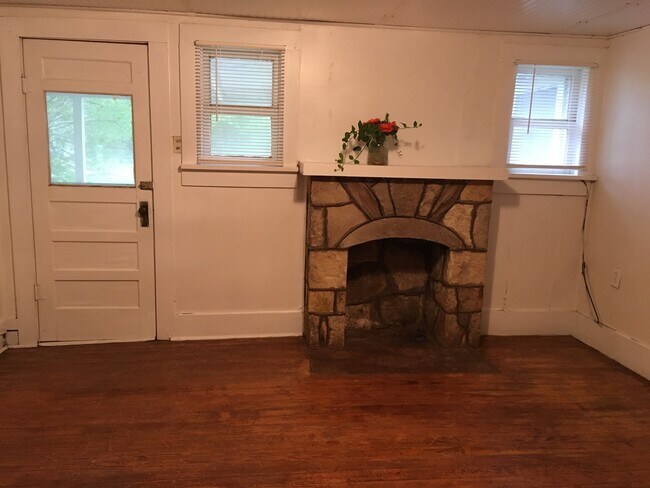 livingroom - 660 W Washington St
