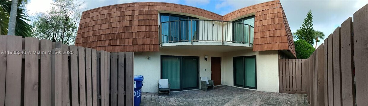 Foto principal - 8405 N Coral Cir