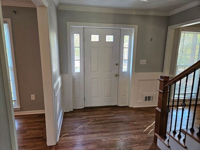 Building Photo - Beautiful 5 bed 2.5 bath home located in E...