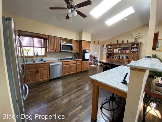 Building Photo - 4 br, 3 bath House - 2810 Oregon Lane