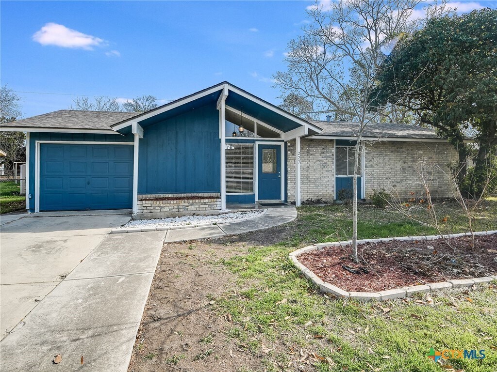 Foto principal - 227 Shin Oak Dr