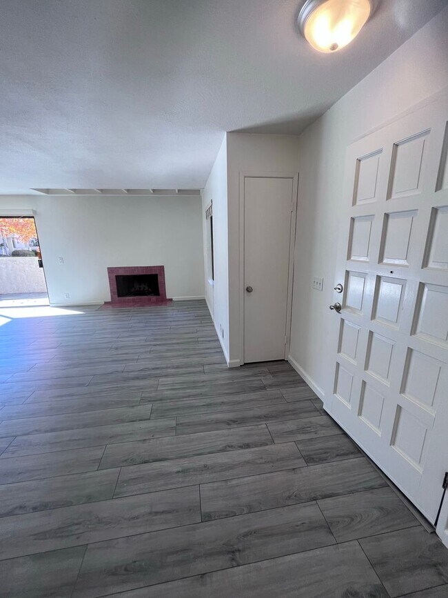 Foto del edificio - Spacious Two Bedroom, Two and Half Bath To...