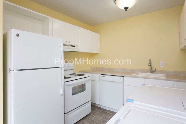 Foto del edificio - Discover Modern Comforts & Garden Serenity in Foster-Powell!