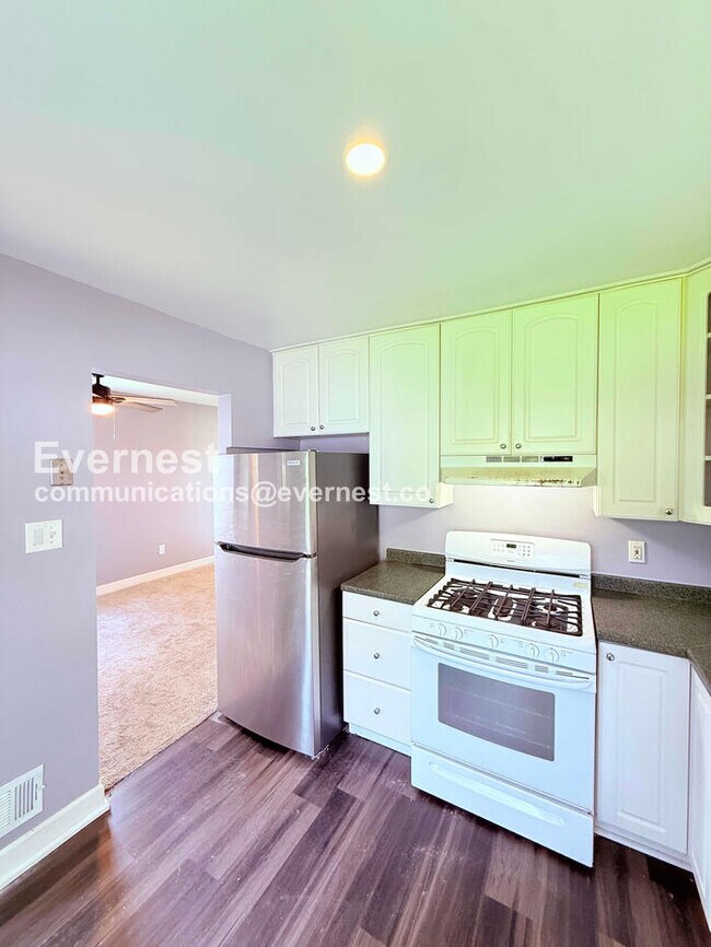 Foto del edificio - 3 Bed, 1 Bath Home with a Fenced Yard & Detached Garage / Vouchers Accepted / Available Now!