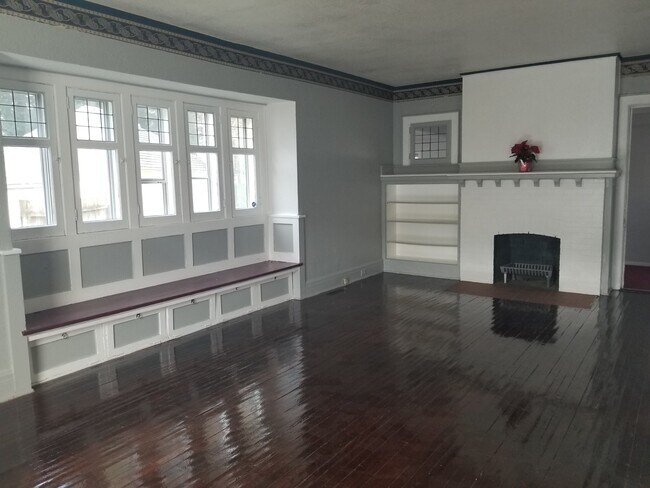 Living room - 624 Chatham Ct