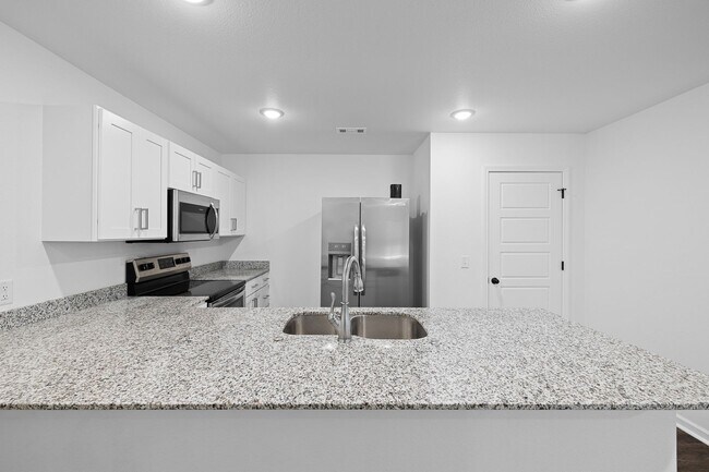 Foto del edificio - 3 Bedroom Townhome On The Corner!