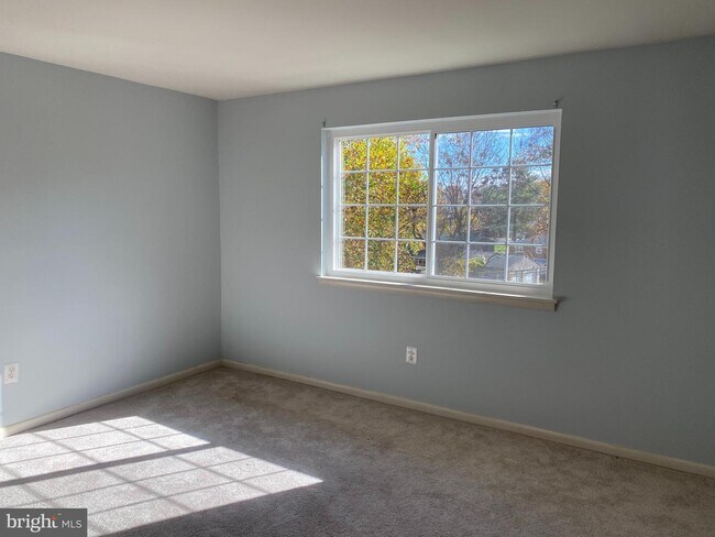 Building Photo - 1523 Colonial Dr