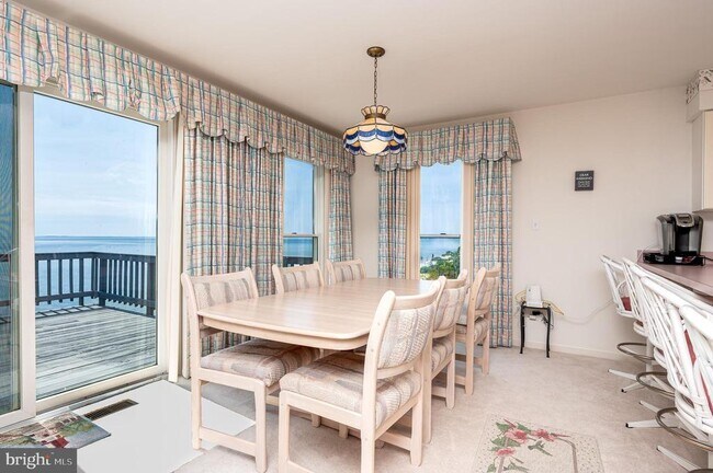 Building Photo - 2823 Beach Dr