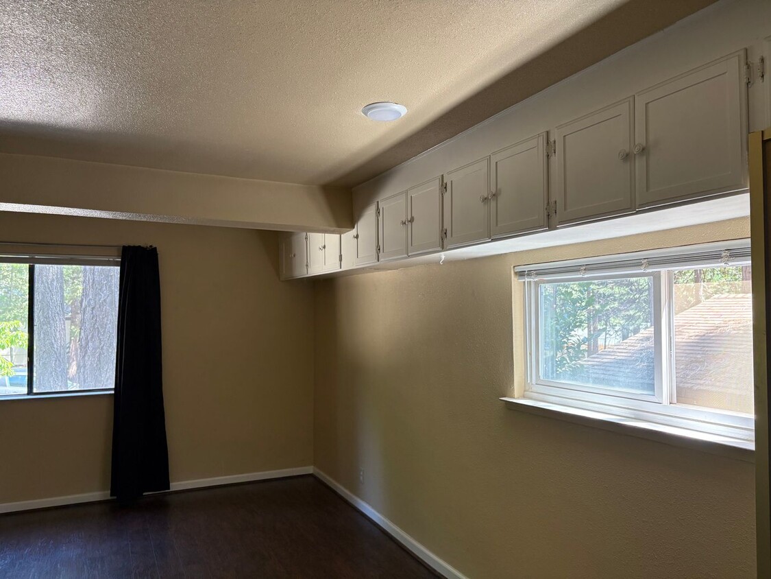 Building Photo - 15049 Pinehurst Way