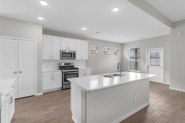 Foto del edificio - 24430 Piney Harbor Ln
