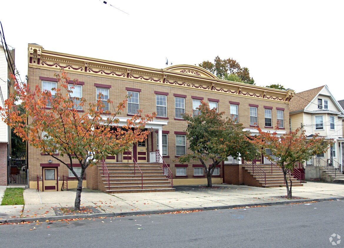 Primary Photo - 169-178 Reid St