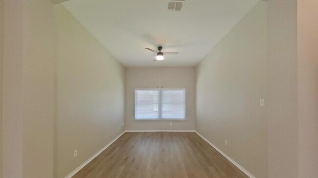 Foto del edificio - FOR RENT NOW