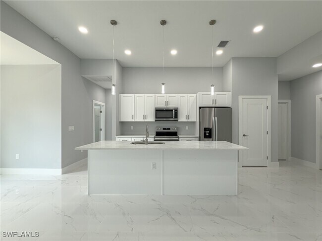 Foto del edificio - 438 Raymer St