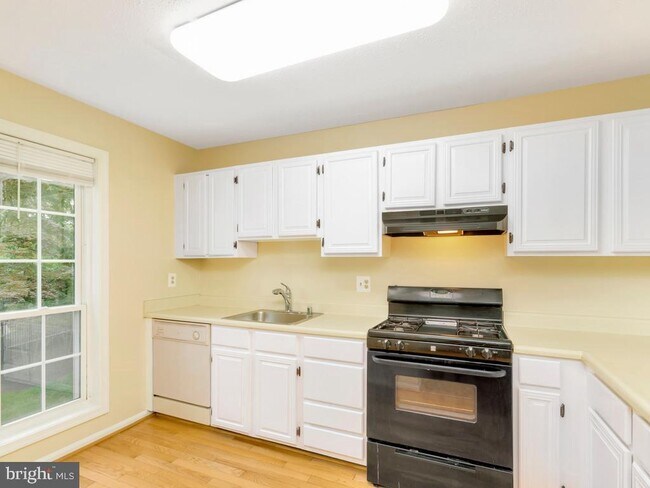 Building Photo - 9941 Oakton Terrace Rd