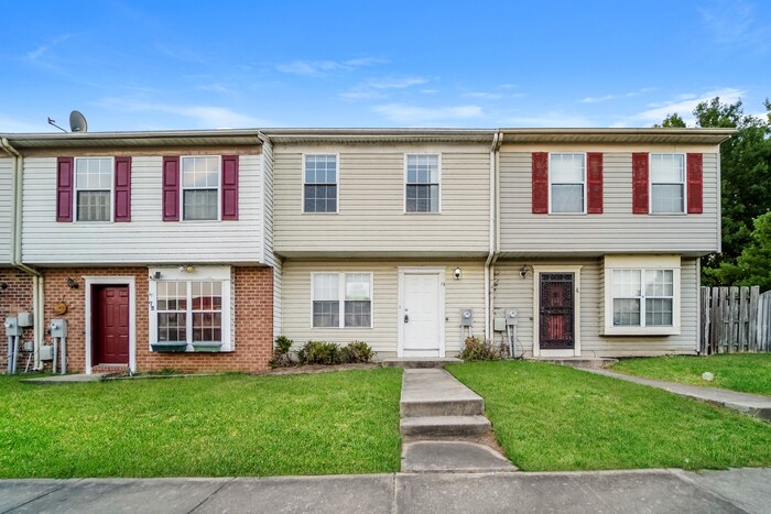 Primary Photo - 74 Chelmsford Ct/ Charming 3 bedroom 1.5 b...