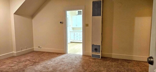 Building Photo - 3 bdrm, 1 bath home for $1995 Rent